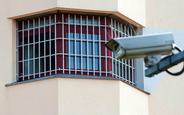 Eine berwachungskamera  in Berlin vor...stizvollzugsanstalt Tegel (Symbolbild)  | Foto: dpa