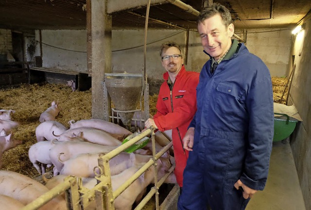 Michael Frhlin (links) zusammen mit Christoph Hoffmann in seinem Schweinestall   | Foto: Martin Pfefferle