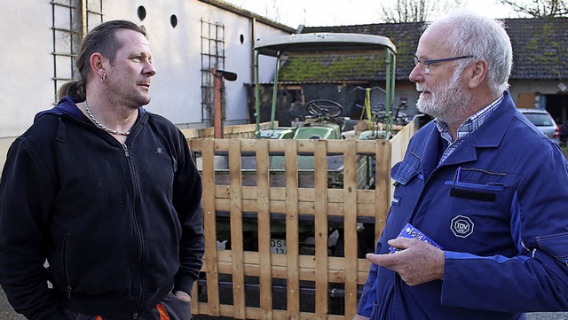 Fritz Reichmann (rechts) prft fr den... So kann sich sein Verein absichern.    | Foto: Guy Simon