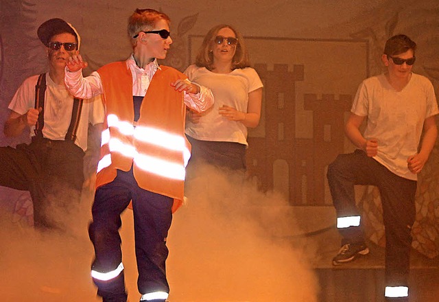 Die Jugendfeuerwehr schlte sich auf d...als Tanzballett aus dem dichten Nebel.  | Foto: Cornelia Liebwein