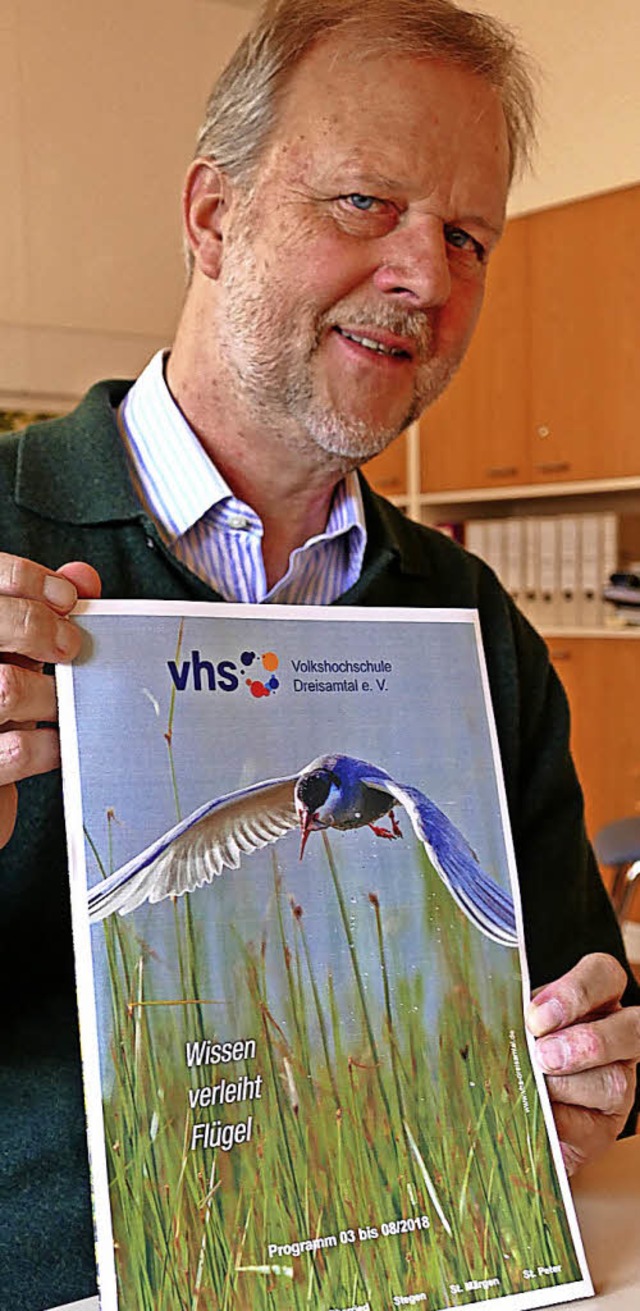 VHS-Leiter Wolfgang Schulz mit dem neuen Programmheft   | Foto: Donner