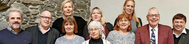 Geehrt beim Luttinger Kirchenchor:  Vo...nd Lothar Rist (vorne von links) aus.   | Foto:  Peter Meister