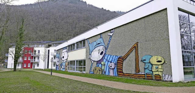 Hinter der bestehenden Schwimm- und Sporthalle erhebt sich der Neubau.   | Foto: Susanne Mller