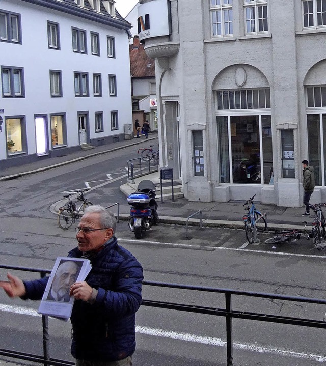 Gegenber der Stadtbibliothek, dem ehe...nn Alfred Drndle seine Stadtfhrung.   | Foto: Baumgartner