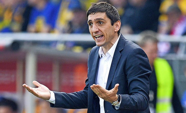 Gestikuliert knftig gegen den Abstieg: Tayfun Korkut, der neue VfB-Coach  | Foto: dpa