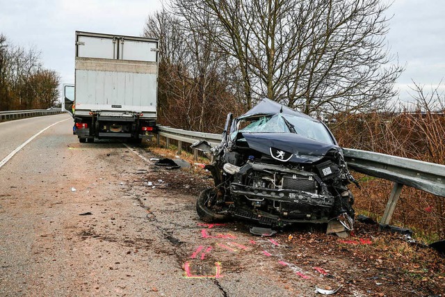 Ein Kleinwagen  raste am Montag auf de...bringer frontal in einen Lkw (hinten).  | Foto: Sandra Decoux-Kone