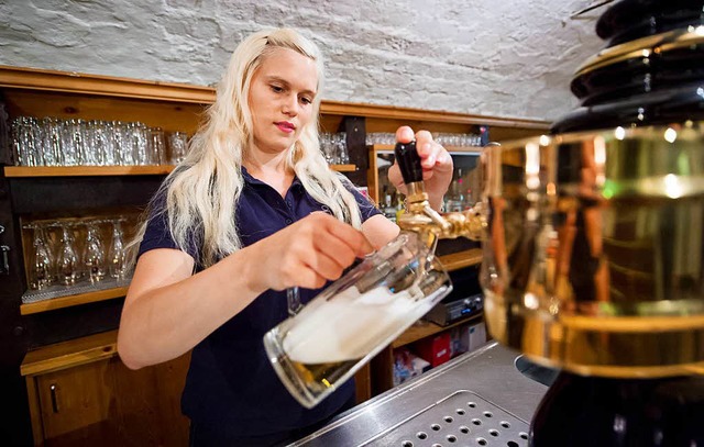 Manchem fllt es ganz schn schwer, na...s eine oder andere Bier zu verzichten.  | Foto: dpa