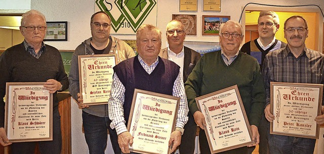 Die Geehrten Klaus Schwrer (von links...ks) und Thomas Bilharz (2. von rechts)  | Foto: Jrg Schimanski