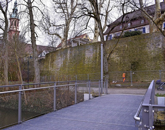In diesem Bereich der Stadtmauer (l.) ...das Neubaugebiet am Mhlbach anbindet.  | Foto: Trauden