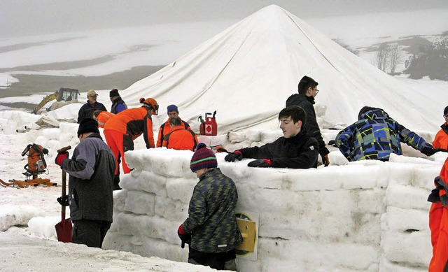 Schler und andere Helfer arbeiten am ...s die abgedeckte Pyramide zu erkennen.  | Foto: Ulrike Spiegelhalter