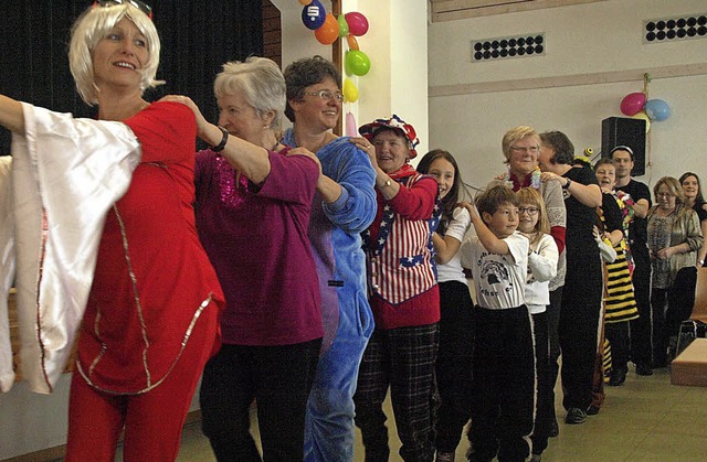 Ausgelassen feierten die Dachsberger u...ets beliebten Polonaise durch den Saal  | Foto: Karin Stckl-Steinebrunner