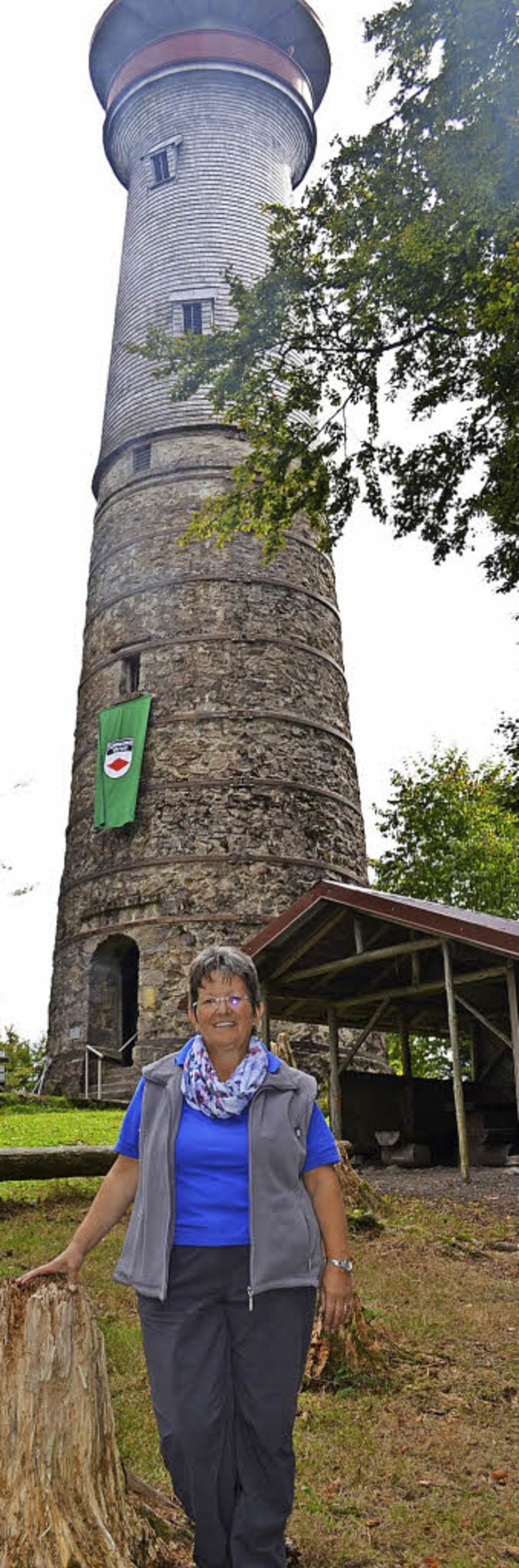 Vorsitzende Marita Stterlin freut sic...uen Grill am Turm auf der Hohen Mhr.   | Foto: Berger
