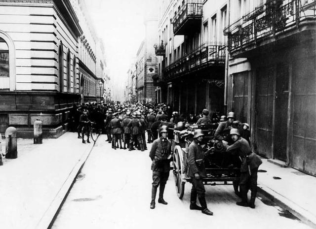 Wohin wird die Revolution fhren? Soldaten Anfang November 1918 in Mnchen  | Foto: dpa
