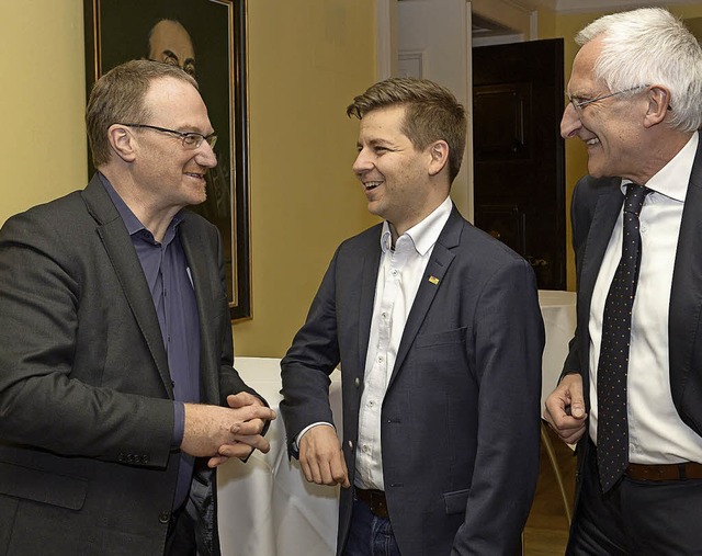 Der Wirtschaftsweise Lars P. Feld mit ...Schatzmeister Elmar Bingel (v. links).  | Foto: Ingo Schneider