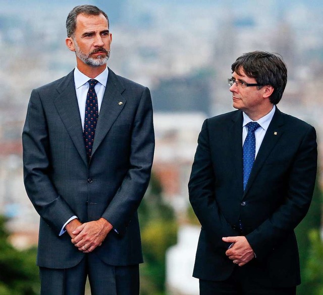 Knig Felipe von Spanien (l.) mit Carles Puigdemont.  | Foto: PAU BARRENA