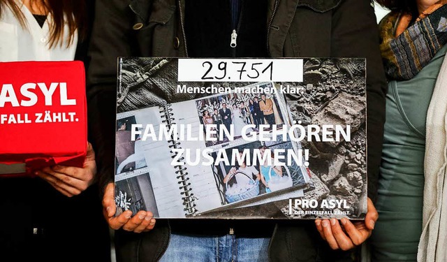 Ein Plakat mit der Aufschrift &quot;Fa...sebene im Bundestag in den Hnden hlt  | Foto: dpa