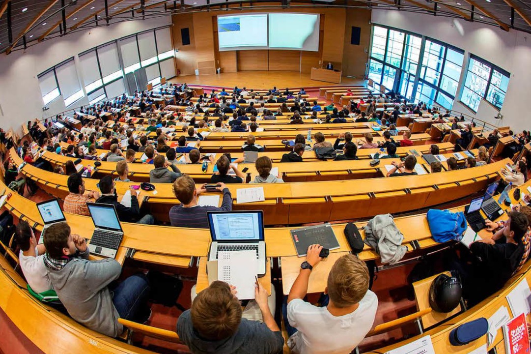 Im Durchschnitt dauert ein Studium an der Freiburger Universitt 10,5 Semester.  | Foto: dpa