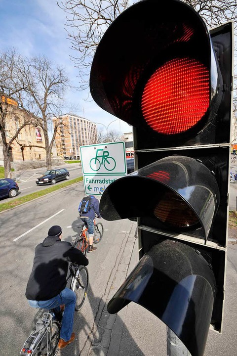 Viele Radler scheren sich nicht um rote Ampeln. Symbolbild.  | Foto: Ingo Schneider