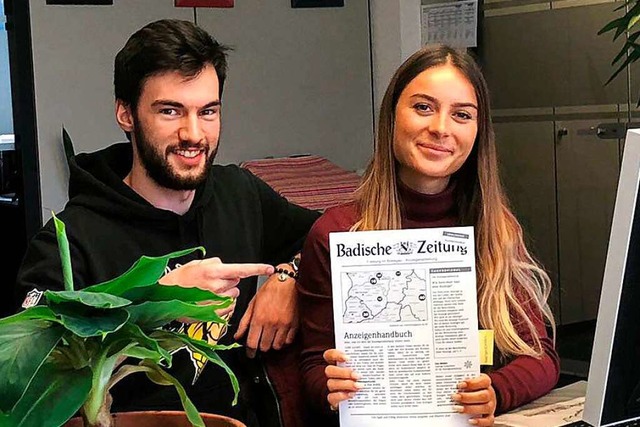 Premiere: Maurice und Selina prsentieren das erste Anzeigenhandbuch fr Azubis.  | Foto: BZ