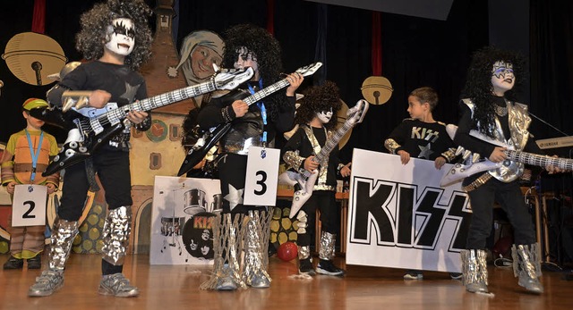 Die jungen &#8222;Kiss&#8220;-Rocker w...ieger bei der Kinderparty auserkoren.   | Foto: Roland Vitt