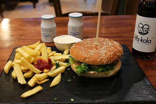 Neuerffnung: Burgermeister in der Klarastrae.  | Foto: Sdric Curic