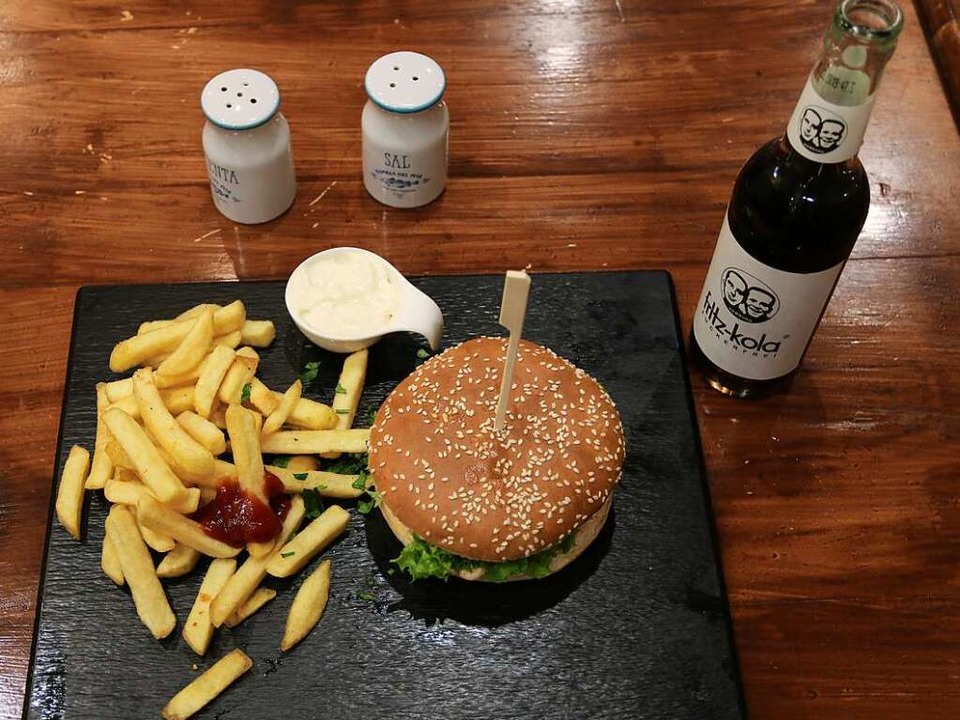 Neuerffnung: Burgermeister in der Klarastrae.  | Foto: Sdric Curic