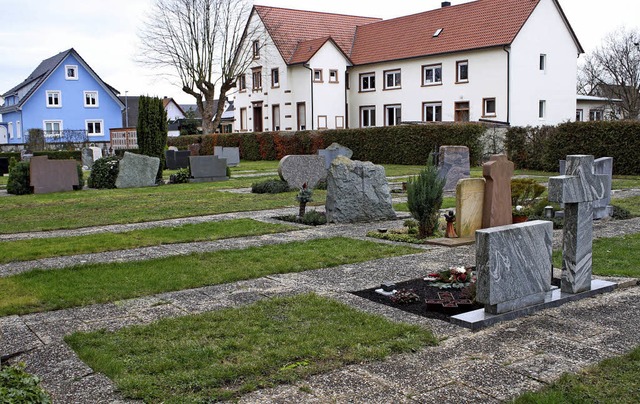 Dieser Bereich des Friedhofs westlich der Kirche soll neu gestaltet werden.   | Foto: Adelbert Mutz