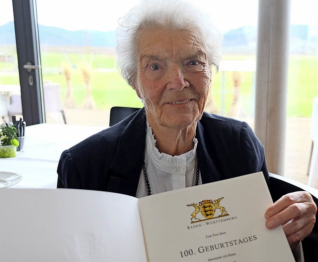 Maria Spth mit der Urkunde des Ministerprsidenten von Baden-Wrttemberg.  | Foto: Martin Pfefferle