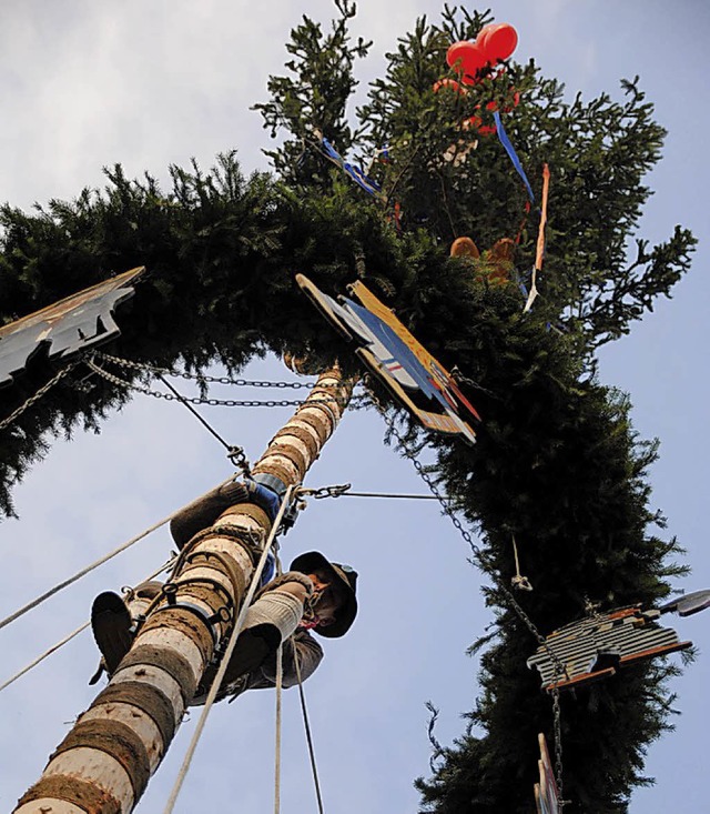 Kletterknstler  Zsolt Istenes hngt den Kranz auf.  | Foto: SEDLAK