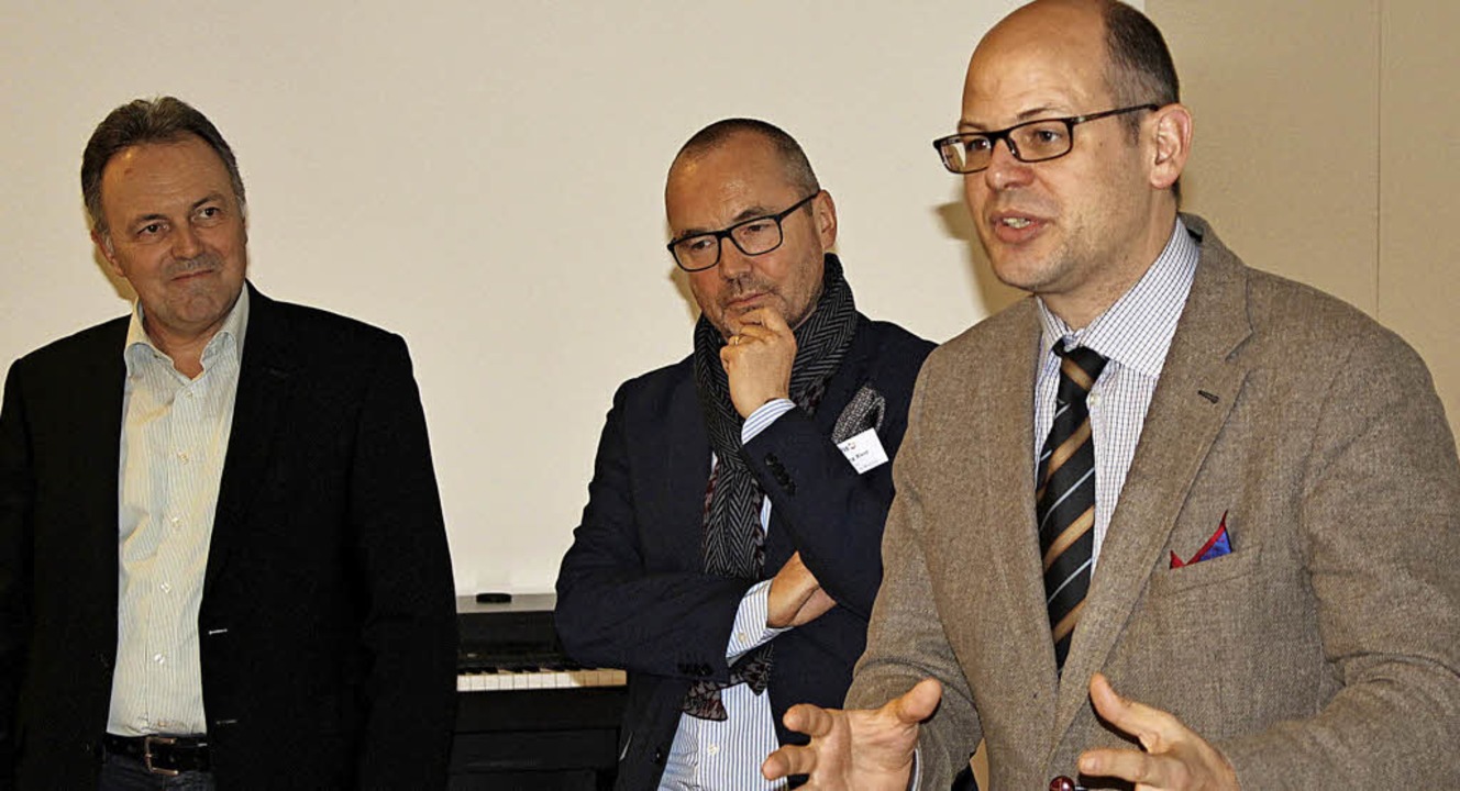 Georg von Schnurbein (rechts) erläuter... in der Mitte VHS-Leiter Henning Kurz   | Foto: ROLF REIßMANN