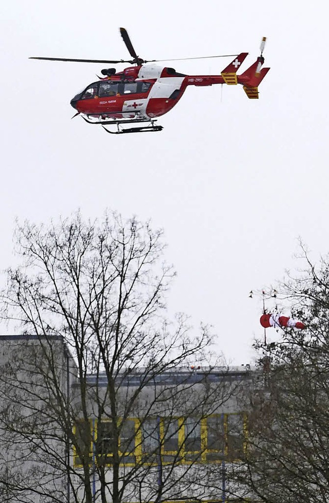 Hubschrauber, hier ber dem Kreiskrank...weg von der Wohnbebauung gebaut wird.   | Foto: Peter Gerigk