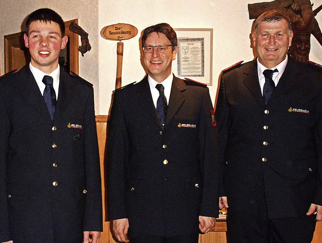 Kommandant Adrian Morath (links)  ehrt...tin Kromer fr 25 Jahre Aktivendienst.  | Foto: Cornelia Selz