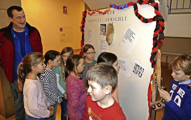 Die Schler interessieren sich nicht n...r Grundschule findet reges Interesse.   | Foto: Martin Wunderle