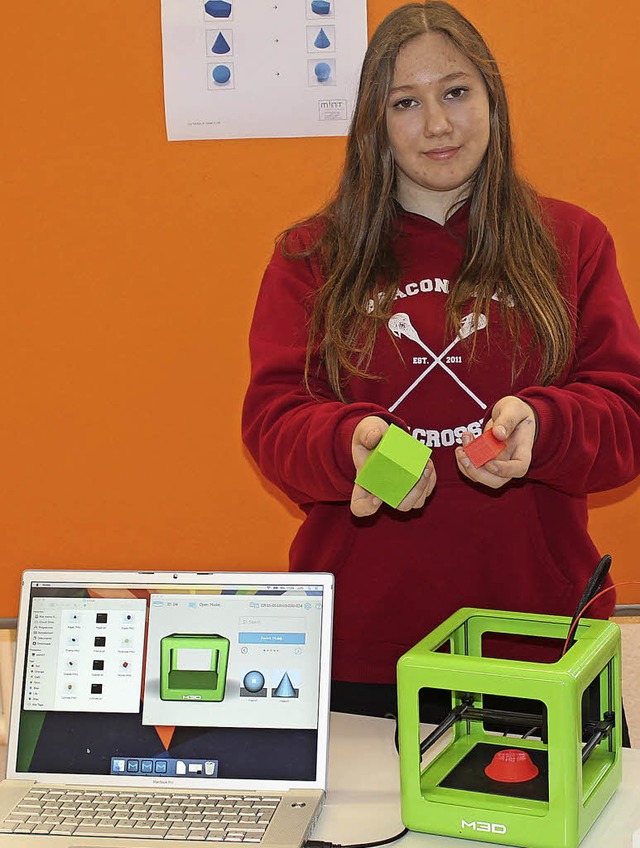 Lilly Gerber beschftigte sich mit einem 3-D-Drucker.   | Foto: M.Schneberg