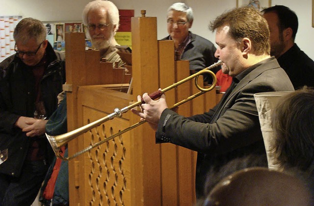 Benefizkonzert: Thomas Neuberth an der...raugott Fnfgeld an der Truhenorgel.    | Foto: Ramm-Weber