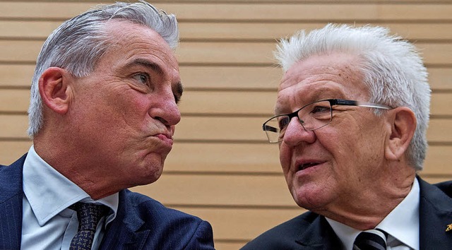 Der schwarze Thomas Strobl (links) und...m Mittwoch  im Landtag eintrchtig.     | Foto: dpa