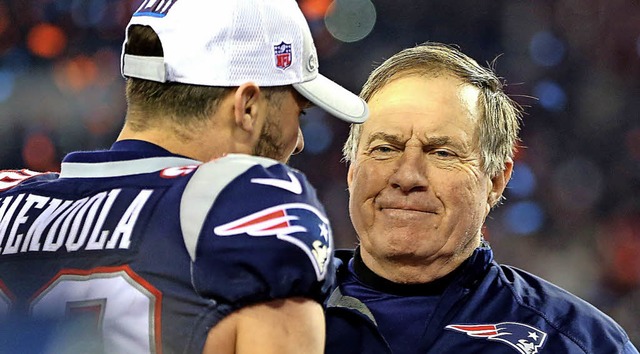 Bill Belichick (rechts) kann auch lch...ournalisten schon Wetten abschlieen.   | Foto: AFP