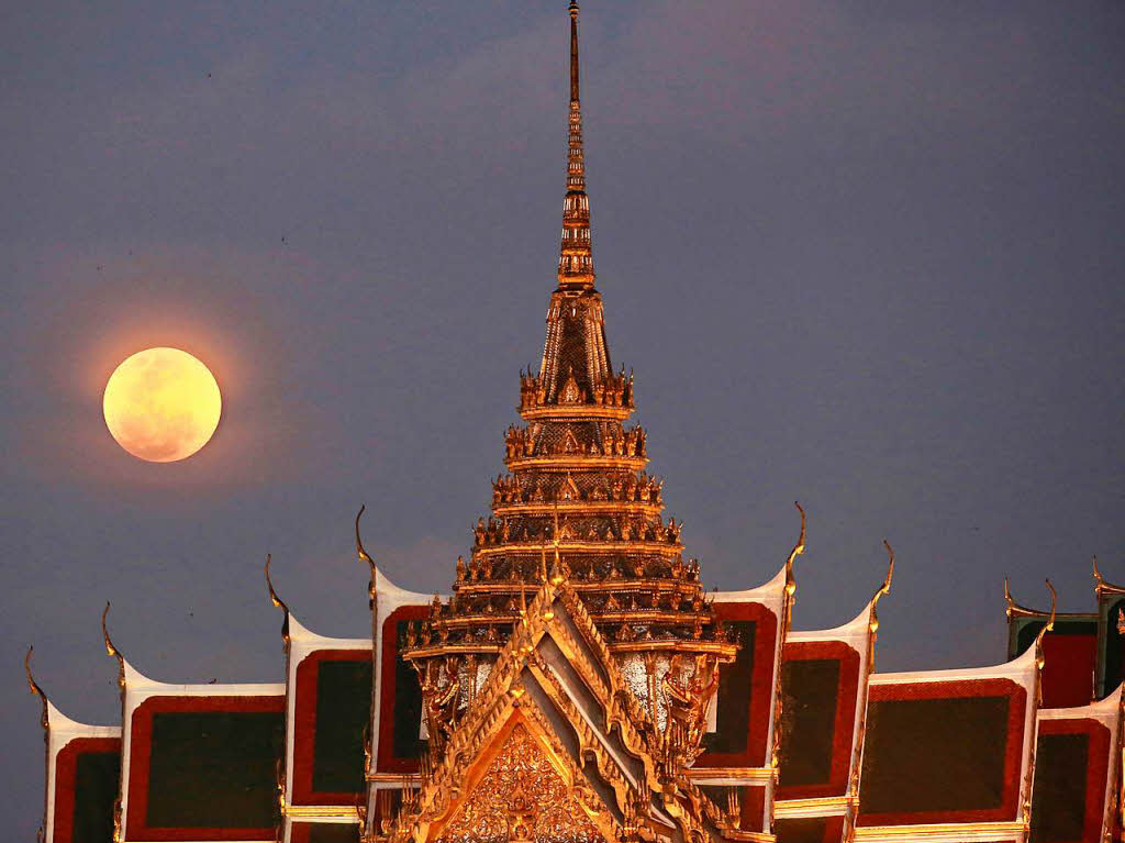 Thailand, Bangkok: Ein Supermond steht hinter dem Groen Palast am Himmel.