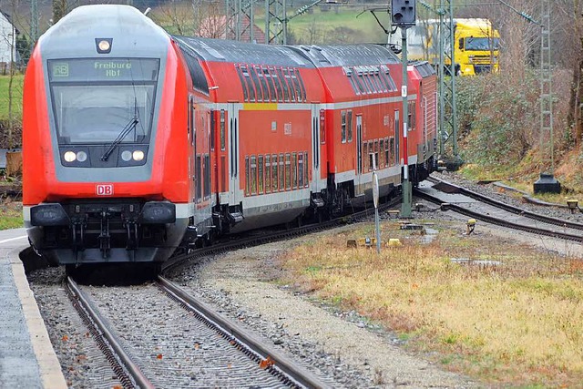 Am Mittwochabend wurde eine Regionalba...ten mit Steinen beworfen (Archivbild).  | Foto: Markus Donner