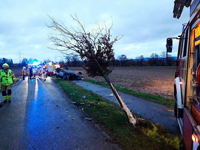 Zu einem schweren Verkehrsunfall kam e...wischen Heitersheim und Gallenweiler.   | Foto: Feuerwehr Heitersheim