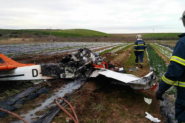 Das Wrack des Flugzeugs nach dem Absturz in Andalusien  | Foto: Bomberos