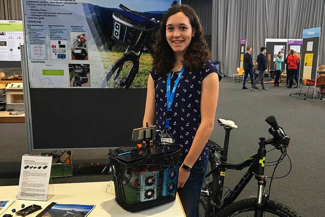 Julia Wrtz mit ihrem stromerzeugenden Fahrradkorb  | Foto: Jule Markwald
