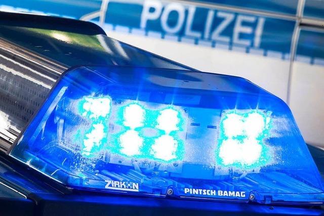 Autofahrer verursacht Unfall und fhrt davon