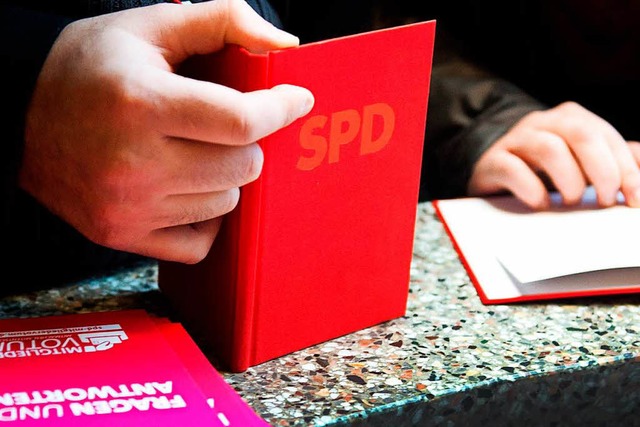 35 neue Mitglieder erhalten im Landkreis Lrrach ihre SPD-Parteibcher.  | Foto: dpa