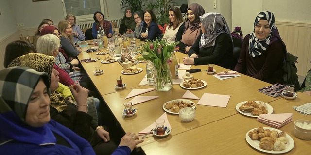 Trkinnen und Deutsche tauschen ihre Erfahrungen aus.   | Foto: Christoph Breithaupt