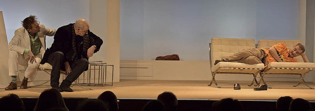 Die Schauspieler (von links) Luc Feit,...Kunst&#8220; bravours auf die Bhne.   | Foto: Volker Rothfu