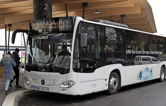 Der Hybrid-Bus der SWEG bei der Einsatzfahrt beim Lahrer Bahnhof.   | Foto: Firma