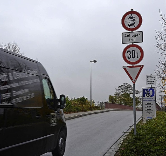 &#8222;Anlieger frei&#8220; lautet  der Hinweis  an der A-98-Brcke.   | Foto: Langelott