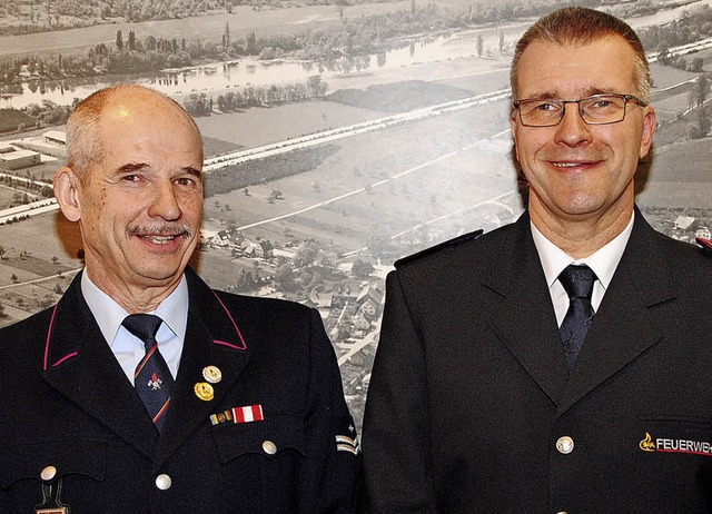 Kommandant Uli Weber (rechts) verabsch...r Roman Lackas in die Altersabteilung.  | Foto: Sedlak