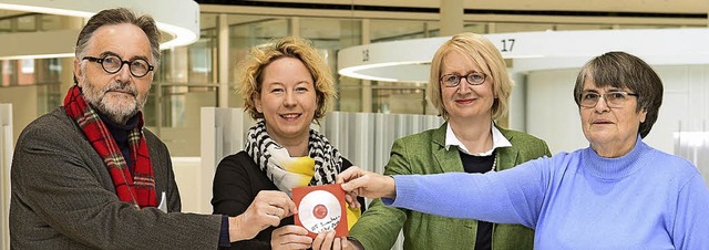 Ergebnis einer Fleiarbeit: Hans-Jrge...ement die CD mit den Grabinschriften.   | Foto: Ingo Schneider